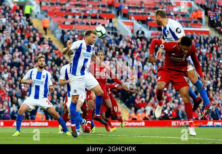 Lo Shane Duffy di Brighton & Hove Albion si allalta da un angolo durante la partita della Premier League all'Anfield Stadium di Liverpool. Data foto 25 agosto 2018. Il credito dovrebbe essere: Matt McNulty/Spaltimage via PA Images Foto Stock