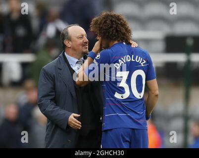 Rafael Benitez, direttore del Newcastle United, parla con David Luiz di Chelsea durante la partita della Premier League al St James' Park Stadium di Newcastle. Data foto 26 agosto 2018. Il credito dovrebbe essere: Simon Bellis/Sportimage via PA Images Foto Stock