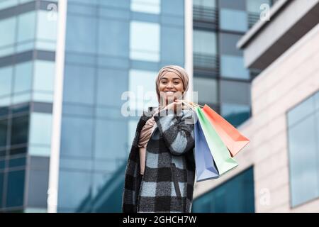 Bella donna shopper felice con lo shopping nella stagione di vendita dopo covid-19 pandemic Foto Stock