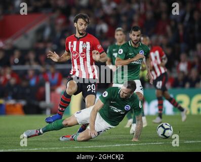Manolo Gabbiadini di Southampton e Shane Duffy di Brighton durante la partita della Premier League al St Mary's Stadium di Southampton. Data foto 17 settembre 2018. Il credito dovrebbe essere: David Klein/Sportimage via PA Images Foto Stock