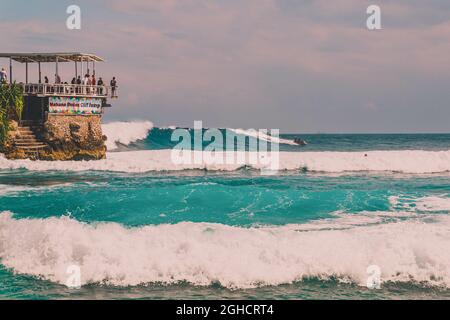 NUSA LEMBONGAN, INDONESIA - 15 maggio 2019: Una destinazione di surf e bar sull'isola di Nusa Lembongan al largo di Bali in Indonesia Foto Stock