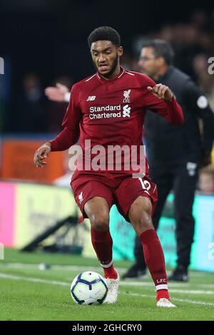 Joe Gomez di Liverpool corre con la palla durante la partita della Premier League al John Smith's Stadium, Huddersfield . Data foto 20 ottobre 2018. Il credito d'immagine dovrebbe essere: James Wilson/Sportimage via PA Images Foto Stock