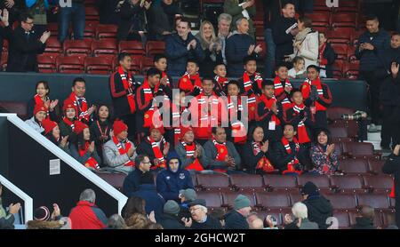 La squadra di calcio dei cinghiali che sono stati intrappolati in una grotta prima di essere salvati ha ricevuto un giro di applausi prima che la partita cominci durante la partita della Premier League all'Old Trafford Stadium, Manchester. Data foto 28 ottobre 2018. Il credito dovrebbe essere: Matt McNulty/Spaltimage via PA Images Foto Stock