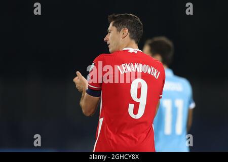 Serravalle, Italia, 5 settembre 2021. Robert Lewandowski della Polonia applaude un compagno di squadra durante la partita di qualificazione della Coppa del mondo FIFA allo stadio San Marino di Serravalle. Il credito d'immagine dovrebbe essere: Jonathan Moscrop / Sportimage Foto Stock