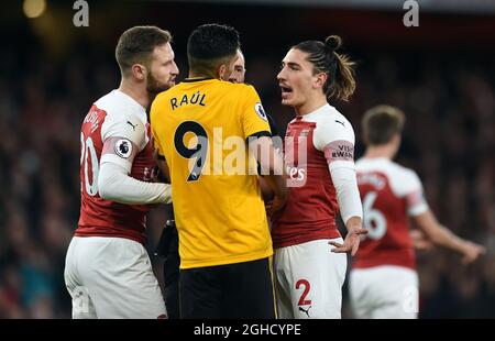 Hector Bellerin dell'Arsenal e Raul Jimenez di Wolverhampton Wanderers si piazzano durante la partita della Premier League all'Emirates Stadium di Londra. Data foto: 11 Novembre 2018.il credito immagine dovrebbe essere: Robin Parker/Sportimage via PA Images Foto Stock