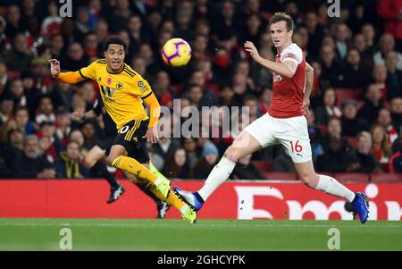 Helder Costa di Wolverhampton Wanderers è sfidata da Rob Holding of Arsenal durante la partita della Premier League all'Emirates Stadium di Londra. Data foto: 11 Novembre 2018.il credito immagine dovrebbe essere: Robin Parker/Sportimage via PA Images Foto Stock