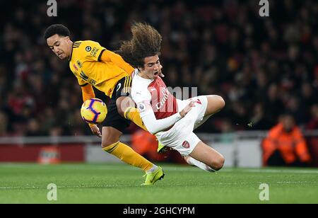 Helder Costa di Wolverhampton Wanderers è sfidato da Matteo Guendouzi dell'Arsenal durante la partita della Premier League all'Emirates Stadium di Londra. Data foto: 11 Novembre 2018.il credito immagine dovrebbe essere: Robin Parker/Sportimage via PA Images Foto Stock