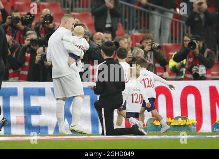 Wayne Rooney d'Inghilterra con i suoi figli prima dell'amichevole partita internazionale al Wembley Stadium, Londra. Data foto: 15 novembre 2018. Il credito dovrebbe essere: David Klein/Sportimage via PA Images Foto Stock