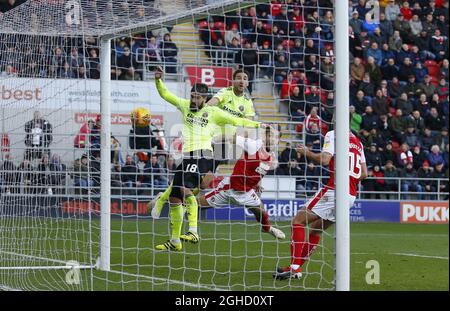 Chris Basham di Sheffield Utd è in testa al secondo gol durante la partita del campionato Sky Bet all'Aesseal New York Stadium di Rotherham. Data foto 24 novembre 2018. Il credito dovrebbe essere: Simon Bellis/Sportimage via PA Images Foto Stock