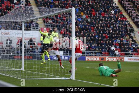Chris Basham di Sheffield Utd è in testa al secondo gol durante la partita del campionato Sky Bet all'Aesseal New York Stadium di Rotherham. Data foto 24 novembre 2018. Il credito dovrebbe essere: Simon Bellis/Sportimage via PA Images Foto Stock