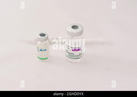 Flaconcino multidose di vaccino di Covid-19 AstraZeneca verso il flacone di vaccino di Sinopharm COVID-19, che sono due vaccini internazionali COVID-19, isolati Foto Stock