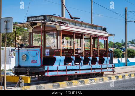 Sintra, Portogallo. 03 settembre 2021. Treno blu sulla spiaggia di macas a Sintra, Portogallo. Foto Stock