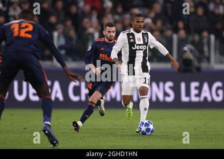 Douglas Costa di Juventus e Jose Luis Gaya di Valencia durante la partita UEFA Champions League Group H allo Stadio Juventus di Torino. Data foto: 27 novembre 2018. Il credito d'immagine dovrebbe essere: Jonathan Moscrop/Sportimage via PA Images Foto Stock