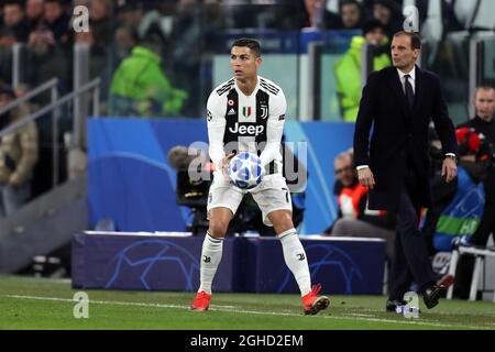 Cristiano Ronaldo di Juventus e Massimiliano Allegri manager di Juventus durante la partita UEFA Champions League Group H allo Stadio Juventus di Torino. Data foto: 27 novembre 2018. Il credito d'immagine dovrebbe essere: Jonathan Moscrop/Sportimage via PA Images Foto Stock