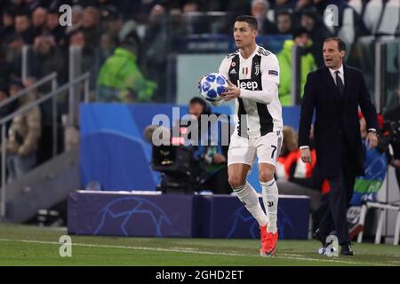 Cristiano Ronaldo di Juventus e Massimiliano Allegri manager di Juventus durante la partita UEFA Champions League Group H allo Stadio Juventus di Torino. Data foto: 27 novembre 2018. Il credito d'immagine dovrebbe essere: Jonathan Moscrop/Sportimage via PA Images Foto Stock