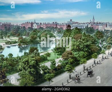 Una panoramica dei primi anni del XX secolo di St Stephen's Green, noto anche come Stephen's Green, una piazza con giardino e un parco pubblico situato nel centro di Dublino, in Irlanda, progettato da William Sheppard. Con una superficie di 22 ettari, è la più grande delle principali piazze georgiane di Dublino. Altre includono la vicina Piazza Merrion e Piazza Fitzwilliam. L'accesso ai Verdi è stato limitato ai residenti locali, fino al 1877, quando il Parlamento ha approvato una legge per riaprire i Verdi di Santo Stefano al pubblico, su iniziativa di Sir A.E. Guinness, un membro della famiglia della birra Guinness. Foto Stock