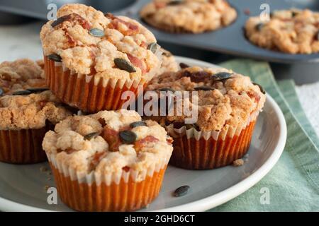 Muffin piccanti di zucca con crumble e semi Foto Stock