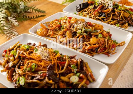 Primo piano di vari piatti asiatici. Cucina asiatica Foto Stock