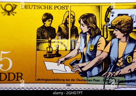 Un francobollo stampato nella Repubblica democratica tedesca mostra la pratica degli studenti in ufficio postale, un francobollo della serie dedicata formazione del personale f Foto Stock