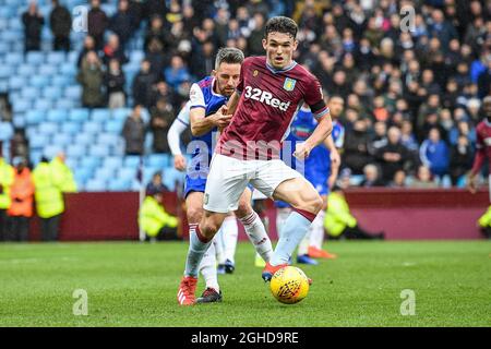 John McGinn di Aston Villa tiene fuori Luke Chambers di Ipswich Town durante la partita Sky Bet Championship al Villa Park, Birmingham. Data foto: 26 gennaio 2019. Il credito dell'immagine dovrebbe leggere: Harry Marshall/Sportimage Foto Stock