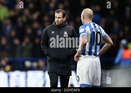 Jan Siewert e Aaron Mooy di Huddersfield Town durante la partita della Premier League al John Smith's Stadium di Huddersfield. Data foto: 29 gennaio 2019. Il credito d'immagine dovrebbe essere: James Wilson/Sportimage via PA Images Foto Stock