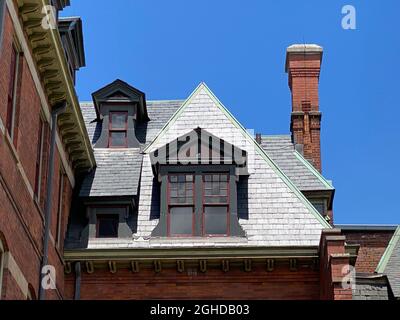 Chicago, Illinois, Stati Uniti. 26 maggio 2021. Il retro dell'Hotel Florence nel Pullman National Monument, nell'estremo sud di Chicago, Illinois, è mostrato il 26 maggio 2021. Il Pullman Historic District è stato dichiarato monumento nazionale dal presidente Barack Obama nel 2015. Il fine settimana del Labor Day del 2021 è stata la grande apertura del Pullman National Monument Visitor Center nell'edificio restaurato della torre dell'orologio, che è stato salvato dalla demolizione dopo che un arsonista lo ha acceso al fuoco nel 1998. L'estesa area circostante era il sito della fabbrica di treni Pullman. (Credit Image: © Mark Hertzberg/ZUM Foto Stock