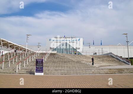 Londra, Regno Unito. 06 settembre 2021. Una vista generale dell'esterno di Excel London.i manifestanti hanno allestito un campeggio fuori dall'Excel Centre a East London, con piani per interrompere la fiera delle armi Defense and Security Equipment International (DSEI), che si terrà il 14-17 settembre 2021. Credit: SOPA Images Limited/Alamy Live News Foto Stock