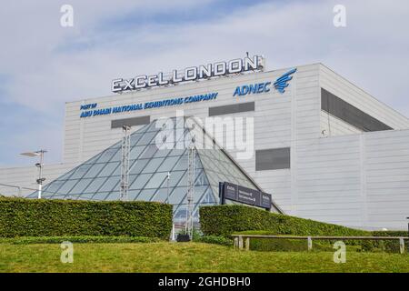 Londra, Regno Unito. 06 settembre 2021. Una vista generale dell'esterno di Excel London.i manifestanti hanno allestito un campeggio fuori dall'Excel Centre a East London, con piani per interrompere la fiera delle armi Defense and Security Equipment International (DSEI), che si terrà il 14-17 settembre 2021. Credit: SOPA Images Limited/Alamy Live News Foto Stock