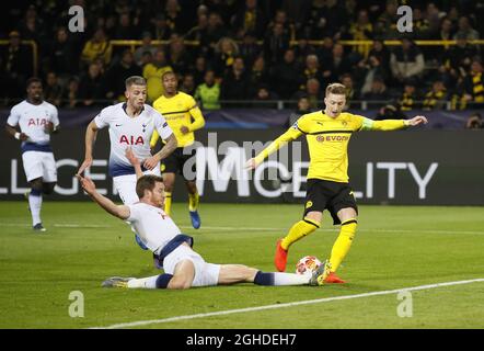 Jan Vertonghen di Tottenham compie un ultimo scontro di fossa su Marco Reus di Borussia Dortmund durante la partita della UEFA Champions League Round di sedici partite al Signal Iduna Park Stadium di Dortmund. Data foto: 5 marzo 2019. Il credito dovrebbe essere: David Klein/Sportimage via PA Images Foto Stock