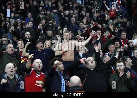 I tifosi del Manchester United festeggiano al fischio finale durante la partita della UEFA Champions League Round di sedici al Parc des Princes Stadium di Parigi. Data foto: 6 marzo 2019. Il credito dovrebbe essere: David Klein/Sportimage via PA Images Foto Stock