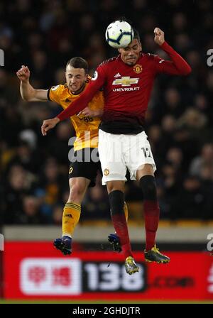 Diego Jota di Wolverhampton Wanderers sfida Chris Smering di Manchester United durante la partita della Premier League a Molineux, Wolverhampton. Data foto: 2 aprile 2019. Il credito dovrebbe essere: Darren Staples/Sportimage via PA Images Foto Stock