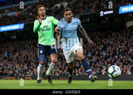 Josh Murphy (L) di Cardiff City e Danilo di Manchester City durante la partita della Premier League all'Etihad Stadium di Manchester. Data foto: 3 aprile 2019. Il credito d'immagine dovrebbe essere: James Wilson/Sportimage via PA Images Foto Stock