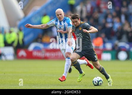 Aaron Mooy (L) di Huddersfield Town e ben Chilwell di Leicester City si sfidano per il pallone durante la partita della Premier League al John Smith's Stadium di Huddersfield. Data foto: 6 aprile 2019. Il credito d'immagine dovrebbe essere: James Wilson/Sportimage via PA Images Foto Stock