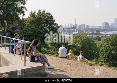 Londra, Regno Unito 06 settembre 2021. Meteo Regno Unito. Un bellissimo sole di inizio autunno, londinesi e turisti tutti prendere il sole e godersi la mini onda di calore a Greenwich Park con temperature, mercurio che sale a circa 24 gradi. Credit: Xiu Bao/Alamy Live News Foto Stock