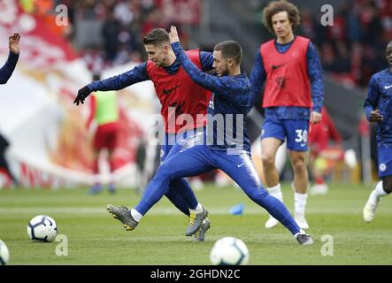 Eden Hazard of Chelsea affrontato da Jorginho di Chelsea durante il riscaldamento durante la partita della Premier League ad Anfield, Liverpool. Data foto: 14 aprile 2019. Il credito dovrebbe essere: Andrew Yates/Sportimage via PA Images Foto Stock