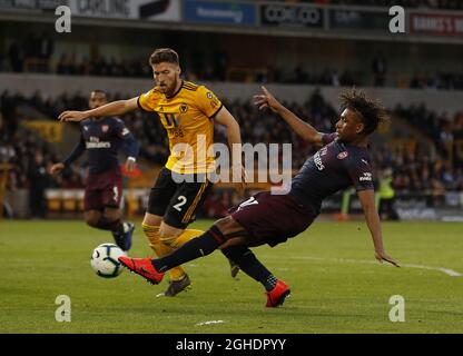 Alex Iwobi dell'Arsenal prende un colpo mentre Matt Doherty di Wolverhampton Wanderers guarda sopra durante la partita della Premier League a Molineux, Wolverhampton. Data foto: 24 aprile 2019. Il credito dovrebbe essere: Darren Staples/Sportimage via PA Images Foto Stock