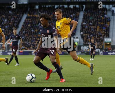 Alex Iwobi dell'Arsenal evade Ryan Bennett di Wolverhampton Wanderers durante la partita della Premier League a Molineux, Wolverhampton. Data foto: 24 aprile 2019. Il credito dovrebbe essere: Darren Staples/Sportimage via PA Images Foto Stock