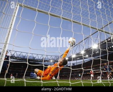 Netone di Valencia non riesce a fermare il secondo gol di Alexandre Lacazette dell'Arsenal durante la partita della UEFA Europa League all'Emirates Stadium di Londra. Data foto: 2 maggio 2019. Il credito dovrebbe essere: Darren Staples/Sportimage via PA Images Foto Stock