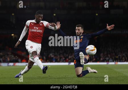 Ainsley Maitland-Niles of Arsenal spara un affondo Jose Luis Gaya di Valencia durante la partita della UEFA Europa League all'Emirates Stadium di Londra. Data foto: 2 maggio 2019. Il credito dovrebbe essere: Darren Staples/Sportimage via PA Images Foto Stock