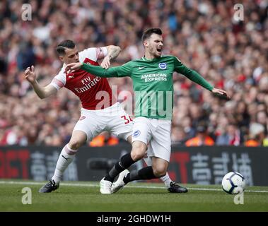 Granit Xhaka di Arsenal si inchinano con il Pascal Gross di Brighton durante la partita della Premier League all'Emirates Stadium di Londra. Data foto: 5 maggio 2019. Il credito dovrebbe essere: David Klein/Sportimage via PA Images Foto Stock