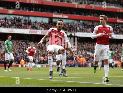 Pierre-Emerick Aubameyang dell'Arsenal celebra il suo traguardo di apertura durante la partita della Premier League all'Emirates Stadium di Londra. Data foto: 5 maggio 2019. Il credito dovrebbe essere: David Klein/Sportimage via PA Images Foto Stock