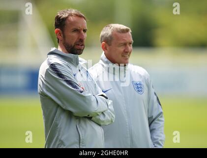 Il direttore inglese Gareth Southgate e il direttore inglese U21 Aidy Boothroyd durante la sessione di addestramento inglese al St George's Park, Burton on Trent. Data foto: 28 maggio 2019. Il credito d'immagine dovrebbe essere: Nigel Francese/Sportimage via PA Images Foto Stock