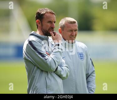 Il direttore inglese Gareth Southgate e il direttore inglese U21 Aidy Boothroyd durante la sessione di addestramento inglese al St George's Park, Burton on Trent. Data foto: 28 maggio 2019. Il credito d'immagine dovrebbe essere: Nigel Francese/Sportimage via PA Images Foto Stock