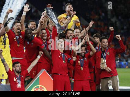 Il Portogallo festeggia la vittoria del trofeo mentre il capitano Cristiano Ronaldo del Portogallo alza la coppa durante la partita della UEFA Nations League all'Estadio do Dragao di Porto. Data foto: 9 giugno 2019. Il credito dovrebbe essere: David Klein/Sportimage via PA Images Foto Stock