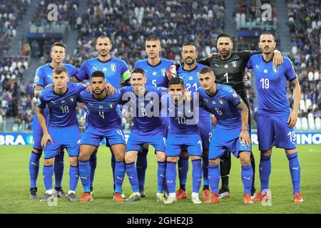 Le undici linee di partenza italiane per una foto di squadra prima del calcio d'inizio, tornano in fila ( da L a R ); Federico Bernardeschi, Giorgio Chiellini, Gianluca Mancini, Fabio Quagliarella, Salvatore Sirigu e Leonardo Bonucci, prima fila ( L-R ); Nicolò Barella, Emerson Palmieri, Jorginho, Lorenzo Insigne e Marco Verratti, durante la partita di qualificazione del Campionato europeo UEFA allo Stadio Juventus di Torino. Data foto: 11 giugno 2019. Il credito d'immagine dovrebbe essere: Jonathan Moscrop/Sportimage via PA Images Foto Stock