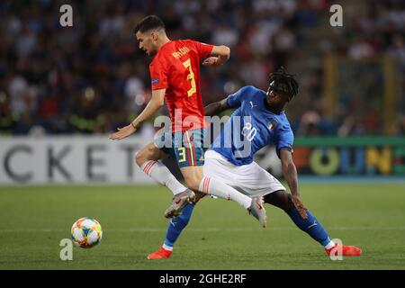 Aaron Caricol di Spagna sfida Moise Kean d'Italia durante la partita UEFA Under-21 Championship 2019 a Renato Dall'Ara, Bologna. Data foto: 16 giugno 2019. Il credito d'immagine dovrebbe essere: Jonathan Moscrop/Sportimage via PA Images Foto Stock