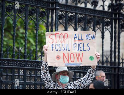 Londra, Regno Unito. 06 settembre 2021. Un attivista tiene un cartello che esprime la sua opinione alla manifestazione Welcome Back to Parliament e Die-in. Il gruppo di autoorganizzazione Westminster Rebellion ha organizzato un "Welcome Back to Parliament" e un "Die-in", Alle Camere del Parlamento di Londra per accogliere i deputati dopo la pausa estiva e ricordare loro che la ribellione di Westminster non è scomparsa, né il clima e l'emergenza ecologica, né la necessità di prendere sul serio la COP26 e la futura legislazione. Credit: SOPA Images Limited/Alamy Live News Foto Stock