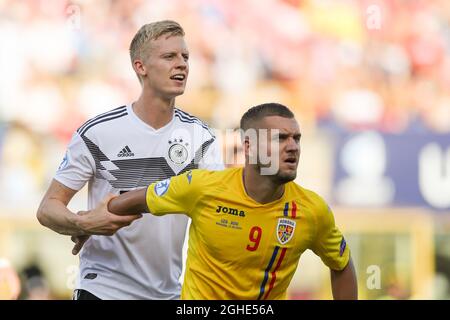 Timo Baumgartl di Germania e George Puscas di Romania durante la partita UEFA Under-21 Championship a Renato Dall'Ara, Bologna. Data foto: 27 giugno 2019. Il credito d'immagine dovrebbe essere: Jonathan Moscrop/Sportimage via PA Images Foto Stock