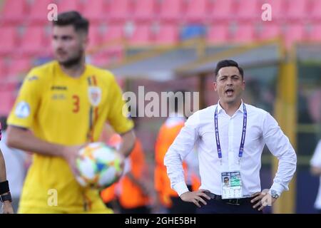 Matei Mirel Radoi manager della Romania grida mentre Florin-Bogdan Stefan si prepara a prendere un tiro durante la partita UEFA Under-21 Championship a Renato Dall'Ara, Bologna. Data foto: 27 giugno 2019. Il credito d'immagine dovrebbe essere: Jonathan Moscrop/Sportimage via PA Images Foto Stock