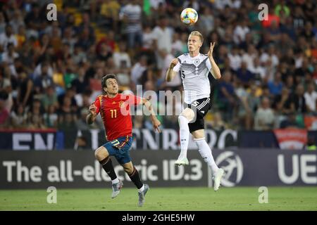 Timo Baumgartl di Germania torna al portiere sotto pressione di Mikel Oyarzabal di Spagna durante la partita UEFA Under-21 Championship allo Stadio Friuli. Data foto: 30 giugno 2019. Il credito d'immagine dovrebbe essere: Jonathan Moscrop/Sportimage via PA Images Foto Stock